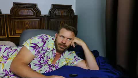 Blue Eyed Handsome Man online show from June 19, 1:22 am