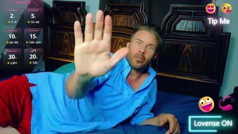 Blue Eyed Handsome Man online show from April 26, 1:36 am