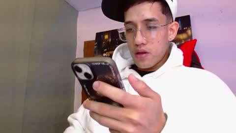 alexgiraldo__ online show from May 4, 1:24 pm