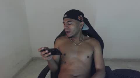 alphas_latins online show from May 2, 5:59 pm