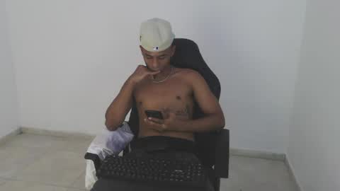 alphas_latins online show from June 14, 2:24 am