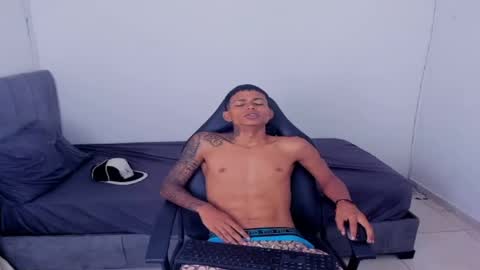alphas_latins online show from April 29, 11:00 pm