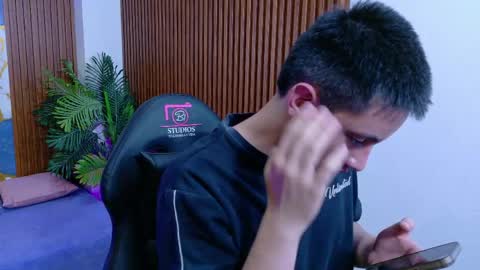 andres_tay online show from May 30, 5:29 am