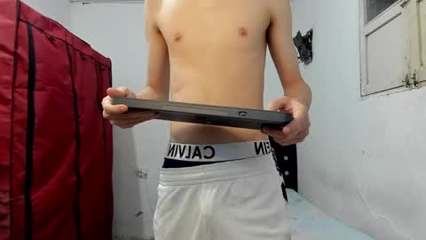 andrew_2811 online show from May 14, 7:50 am