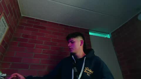 anndrewx_ online show from May 29, 1:37 am