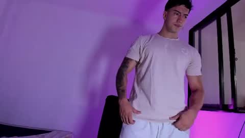 axel_hendrick online show from July 28, 7:39 pm
