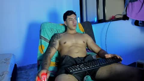 axel_hendrick online show from August 4, 8:35 pm