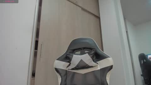 axelblaze_1 online show from June 18, 1:38 pm