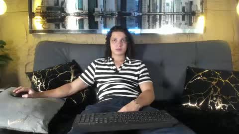 independent model online show from May 16, 10:36 am