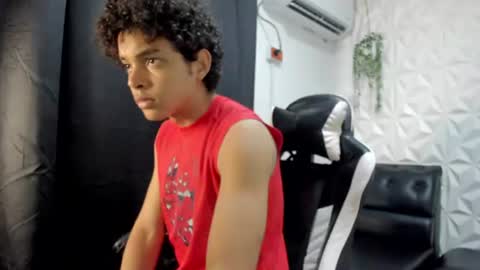 boy_king28 online show from June 30, 9:38 pm