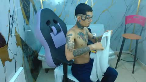 boy_tatto77 online show from May 8, 5:46 pm