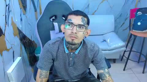 boy_tatto77 online show from May 9, 5:47 pm