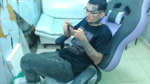 boy_tatto77 online show from May 3, 12:41 pm