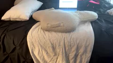 brownbootie1 online show from May 21, 10:47 pm