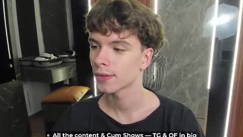 Hey I am Calvin  online show from June 9, 5:25 pm