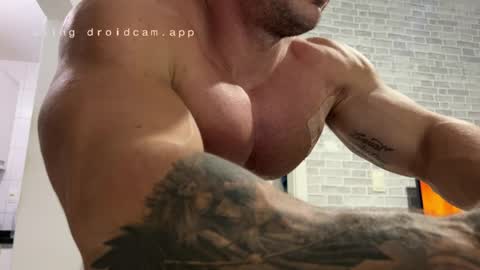 couplemuscle40 online show from May 14, 11:03 pm
