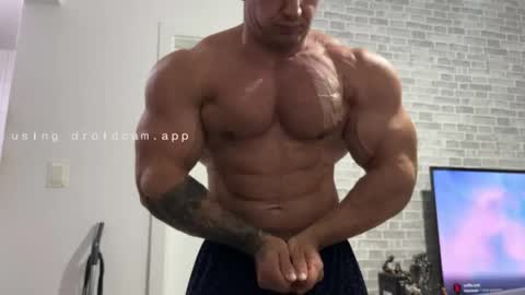 couplemuscle40 online show from May 18, 7:07 pm