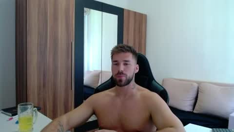 darius_94 online show from August 4, 9:15 am