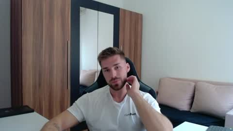 darius_94 online show from July 27, 1:29 pm