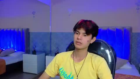 derek_sinn online show from June 9, 8:32 pm