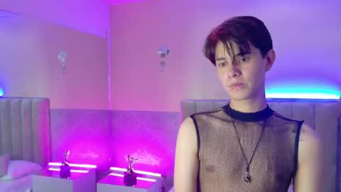 derek_sinn online show from May 12, 9:01 pm