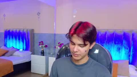 derek_sinn online show from June 18, 8:36 pm