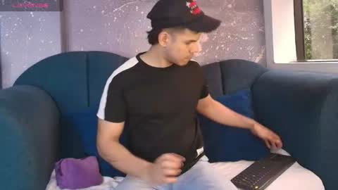 derek_voss online show from June 30, 1:01 pm