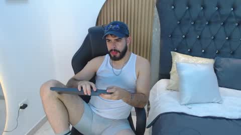 domboy  online show from May 18, 8:02 pm
