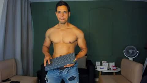 domincrodriguez_119 online show from August 5, 9:53 pm