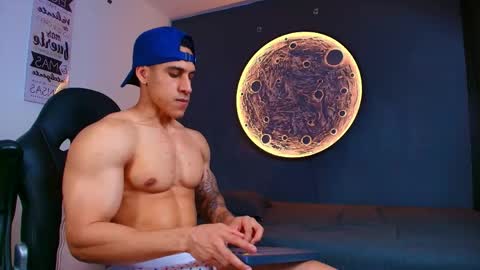 duran_dhikol1 online show from May 14, 1:47 am