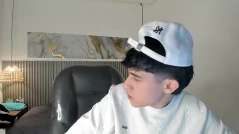 dyla_n18_ online show from May 3, 6:54 pm