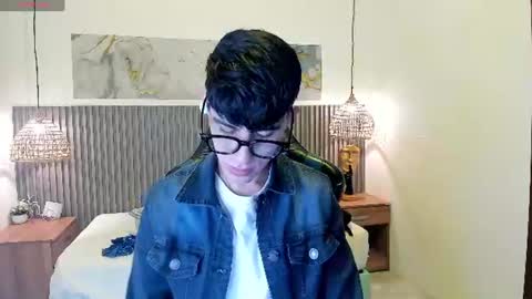 dyla_n18_ online show from July 28, 7:15 pm