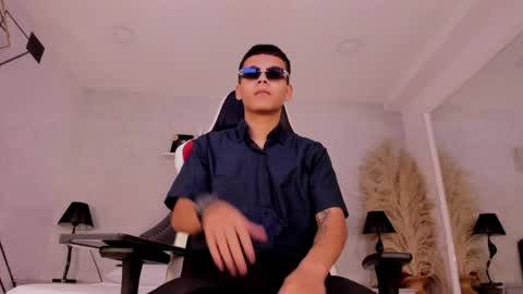 dylanroyce_ online show from June 8, 1:23 pm