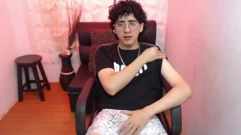 elliot_03 online show from June 9, 11:23 am