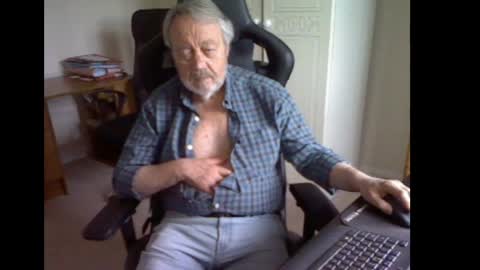 erasmus_d online show from May 2, 5:37 pm
