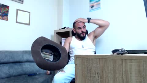 Esteban Fernandez online show from May 6, 12:17 pm