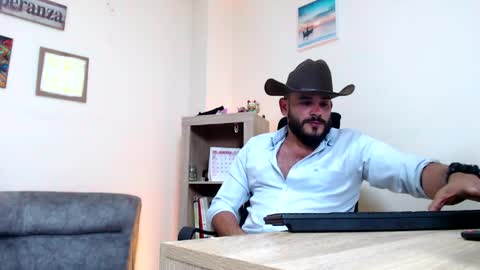 Esteban Fernandez online show from May 4, 4:47 am