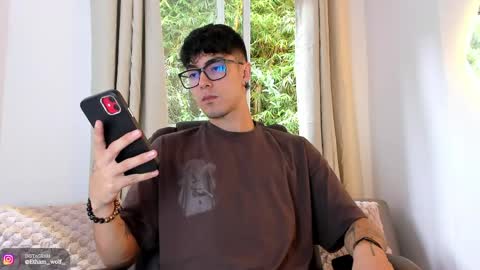 etham_wolf1 online show from May 18, 5:17 pm