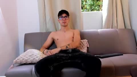 etham_wolf1 online show from April 28, 5:39 pm