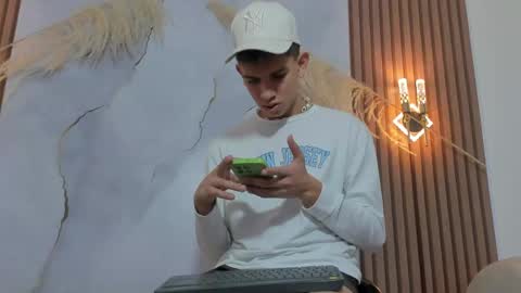 ethanhot_os online show from May 12, 8:28 pm