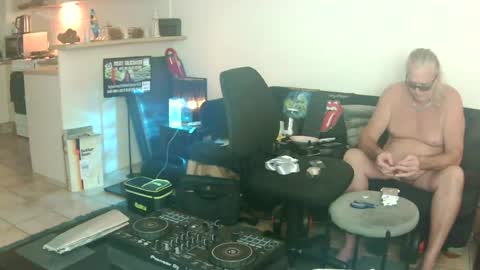 goldyguy011 online show from June 15, 7:00 am