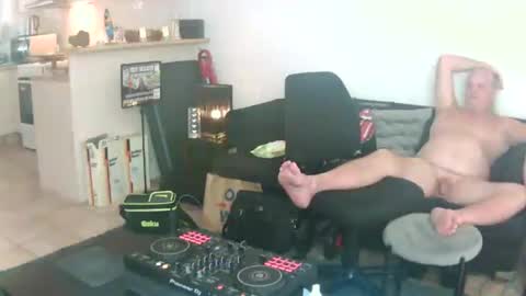 goldyguy011 online show from June 14, 2:24 am
