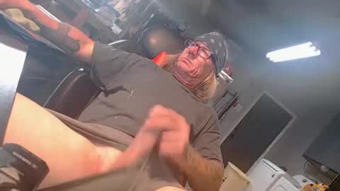 handystud33 online show from May 8, 8:59 am