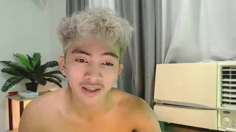 jaysee_hugecox online show from April 19, 8:55 pm