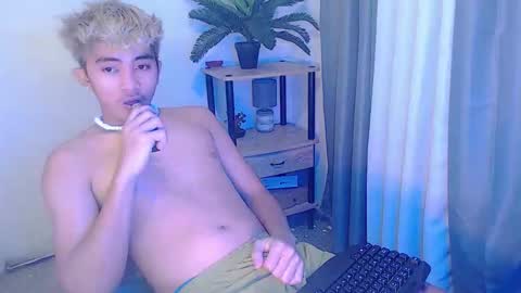 jaysee_hugecox online show from May 7, 7:08 am