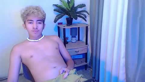 jaysee_hugecox online show from May 8, 8:15 am