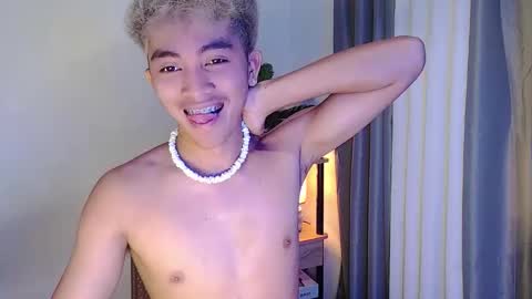 jaysee_hugecox online show from April 21, 12:24 am