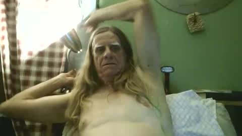 johnnieq1971 online show from May 19, 1:43 am