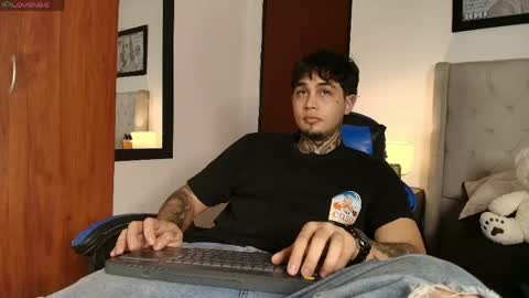juan_alvarez18 online show from May 25, 5:13 am