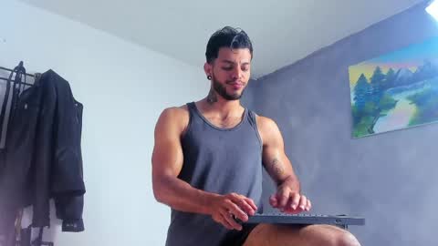 Juan Esteban online show from May 5, 1:07 am